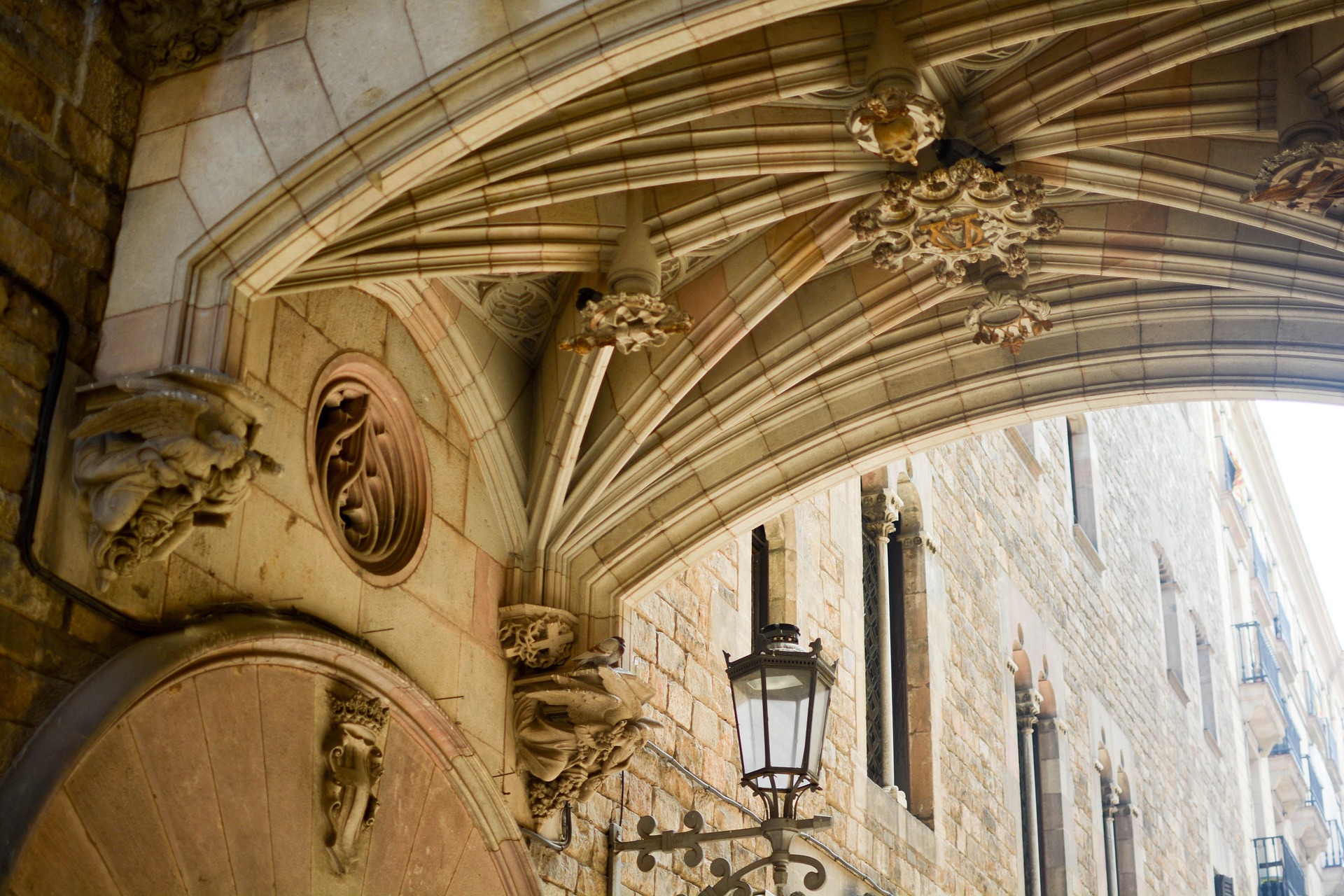Volta gòtica i fanal de ferro al Barri Gòtic de Barcelona